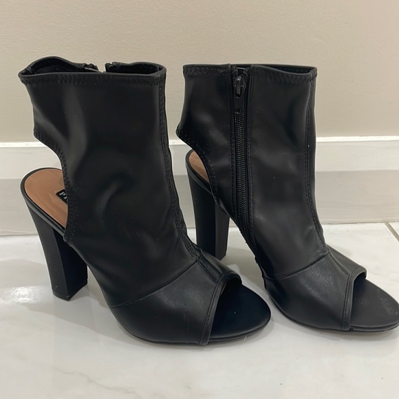 Pied A Terre Shoes - Black ankle with open toe and heel boots/heels size 6
